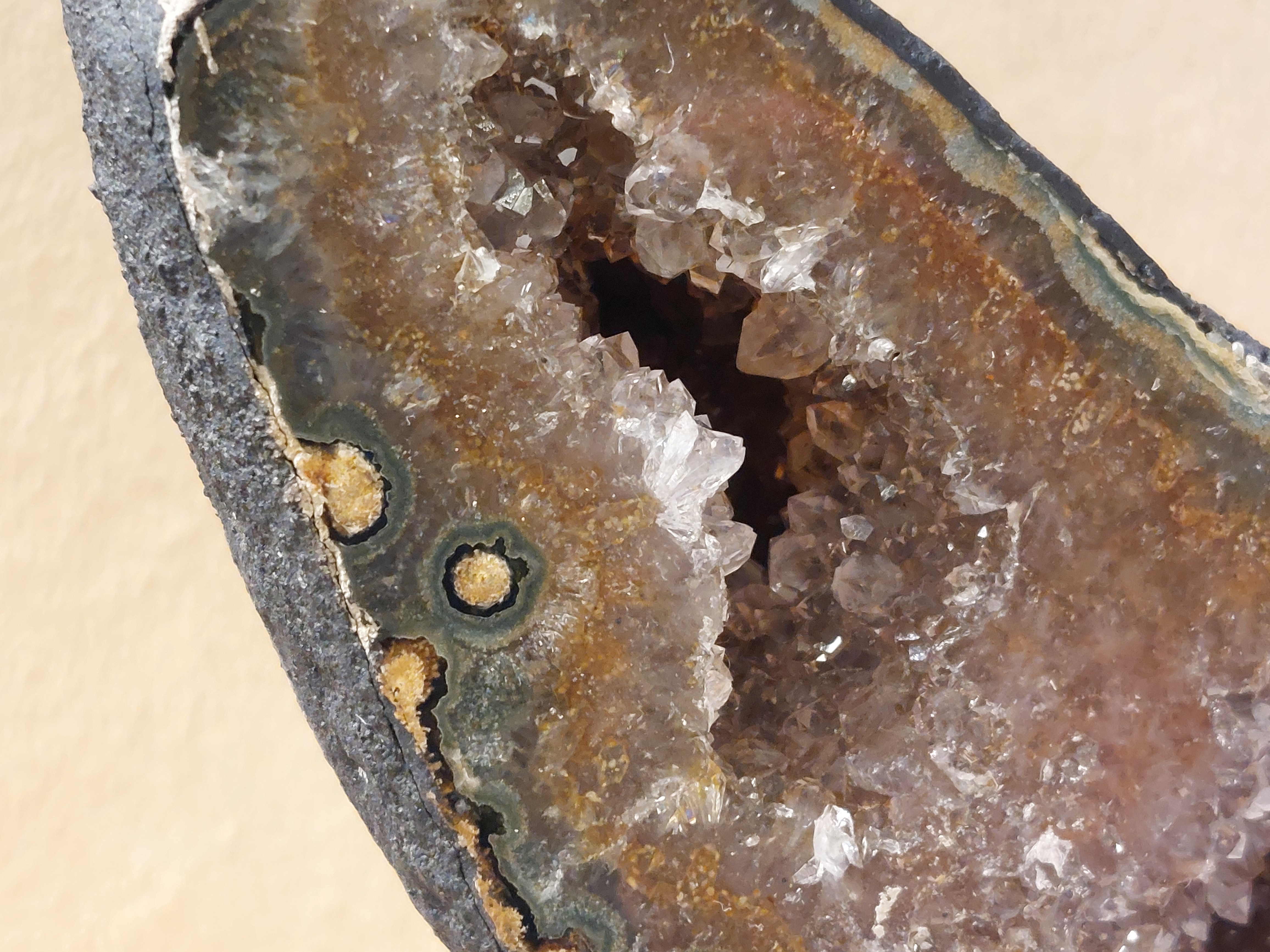 Amethist geode met chlorietinsluitingen