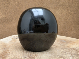 Zwarte toermalijn sculptuur