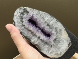Amethist geode met insluitingen