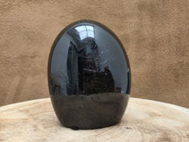 Zwarte toermalijn sculptuur