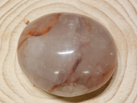 Agnitiet of hematoid kwarts handsteen