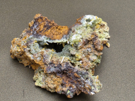 Wulfeniet met groene mimetiet cluster