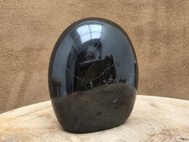 Zwarte toermalijn sculptuur