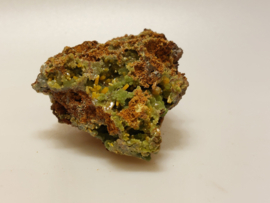 Wulfeniet met groene mimetiet cluster