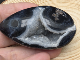 Zwarte agaat ei met geode