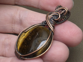 Tijgeroog hanger in koperdraad, gewrapped door Karin Keur