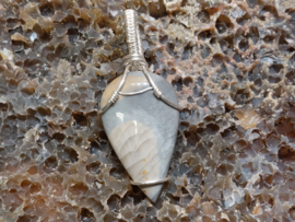 Misty mountain jaspis hanger in silverfilled draad, gewrapped door Karin Keur