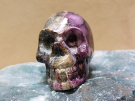 Stichtiet met serpentijn human skull, Australië