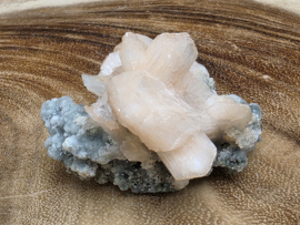 Stilbiet op chalcedoon