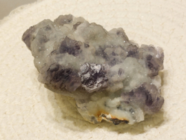 Fluoriet op druzy chalcedoon met calciet, Hunan, China