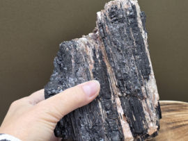 Zwarte toermalijn ruw stuk met gouden mica, hematiet en albiet