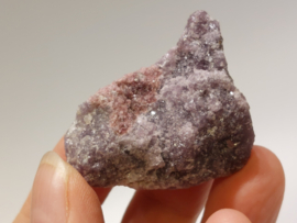 Lepidoliet met roze toermalijn cluster "unicorn stone"