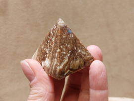 Chocolade calciet/aragoniet piramide