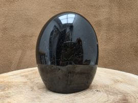 Zwarte toermalijn sculptuur