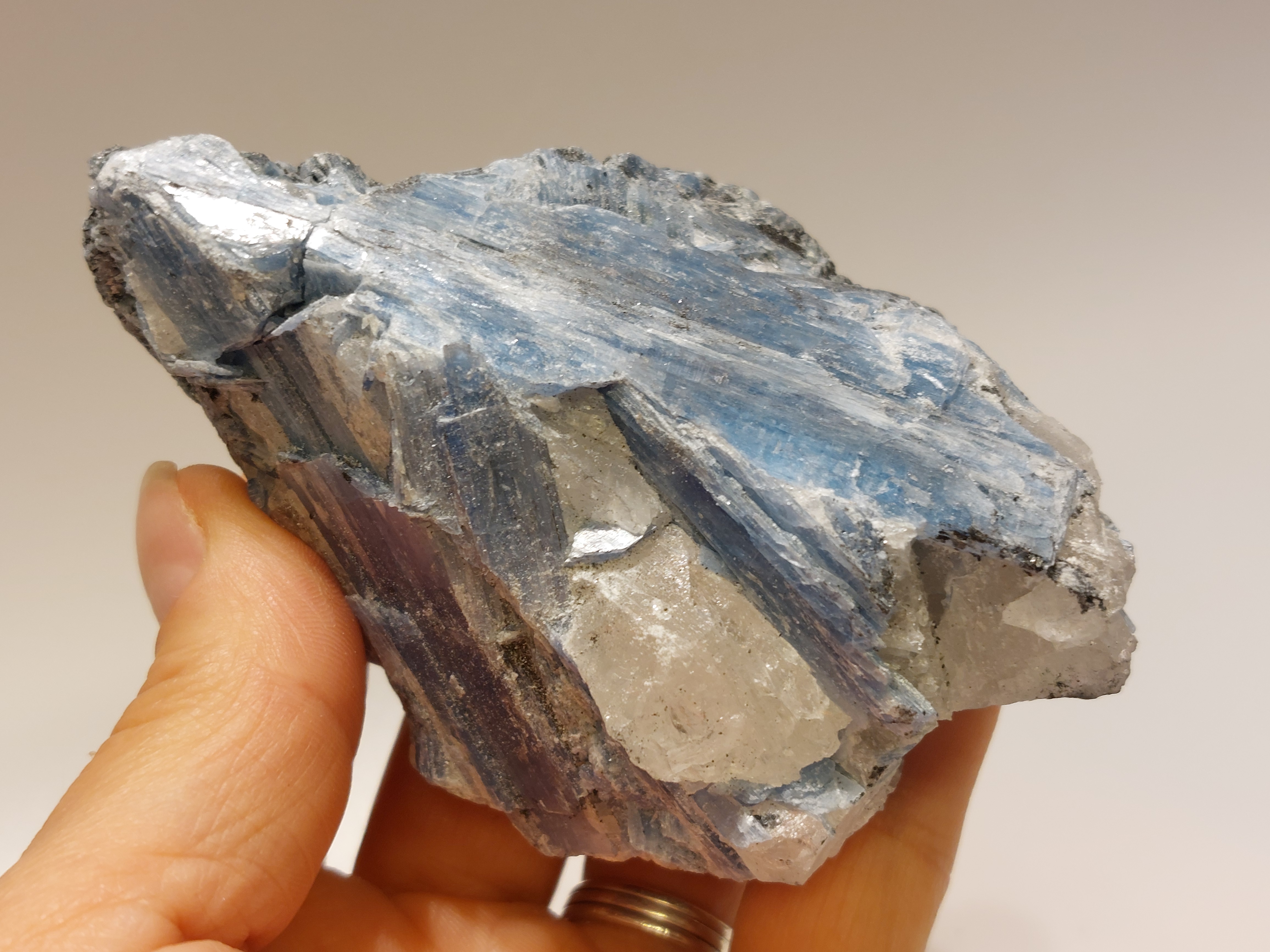 Kyaniet ruw cluster