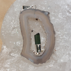 Agaat geode hanger met groene toermalijn in kneedbaar zilver