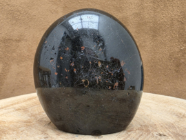 Zwarte toermalijn sculptuur
