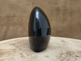 Zwarte toermalijn sculptuur