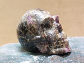 Stichtiet met serpentijn human skull, Australië