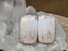 Stilbiet met scolesiet cabochons set van 2