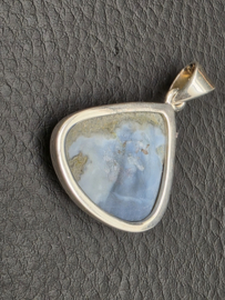 Blauwe owyhee opaal hanger in zilver