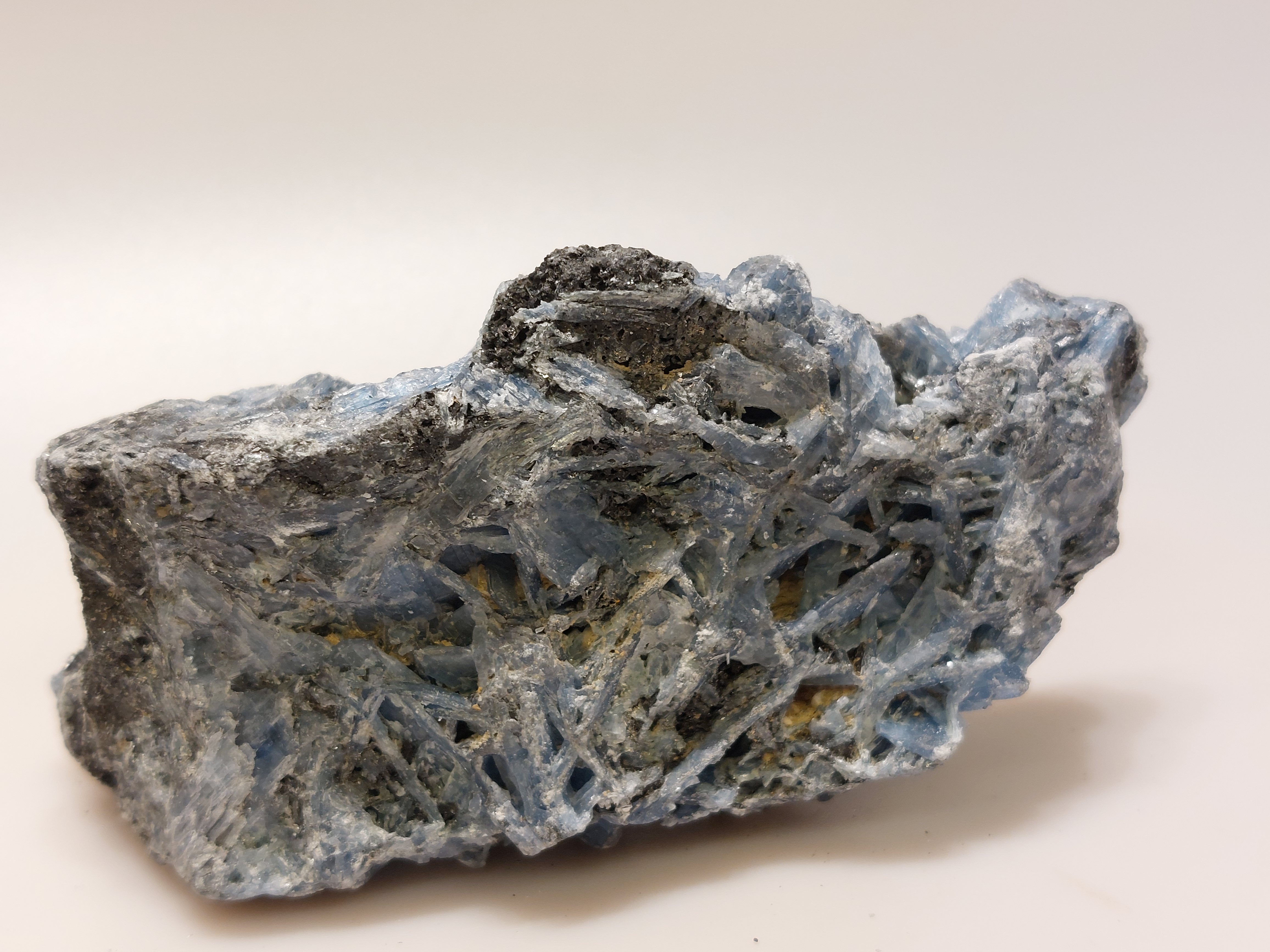 Kyaniet ruw cluster
