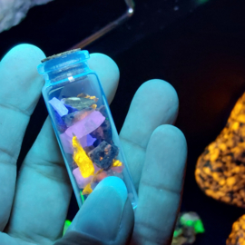 Flesje met UV reagerende mineralen
