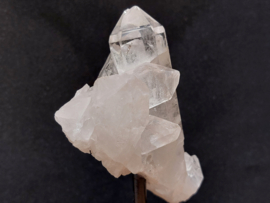 Bergkristal cluster op standaard