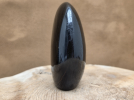 Zwarte toermalijn sculptuur