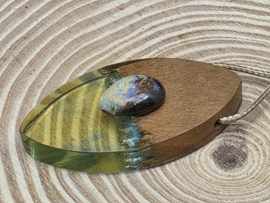 Boulder opaal hanger met walnoot hout en epoxy