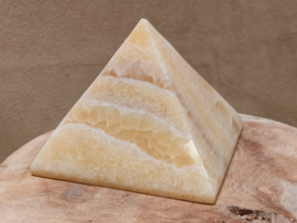 Oranje calciet piramide