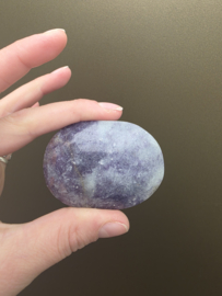 Lepidoliet met roze toermalijn handsteen - "unicorn stone"
