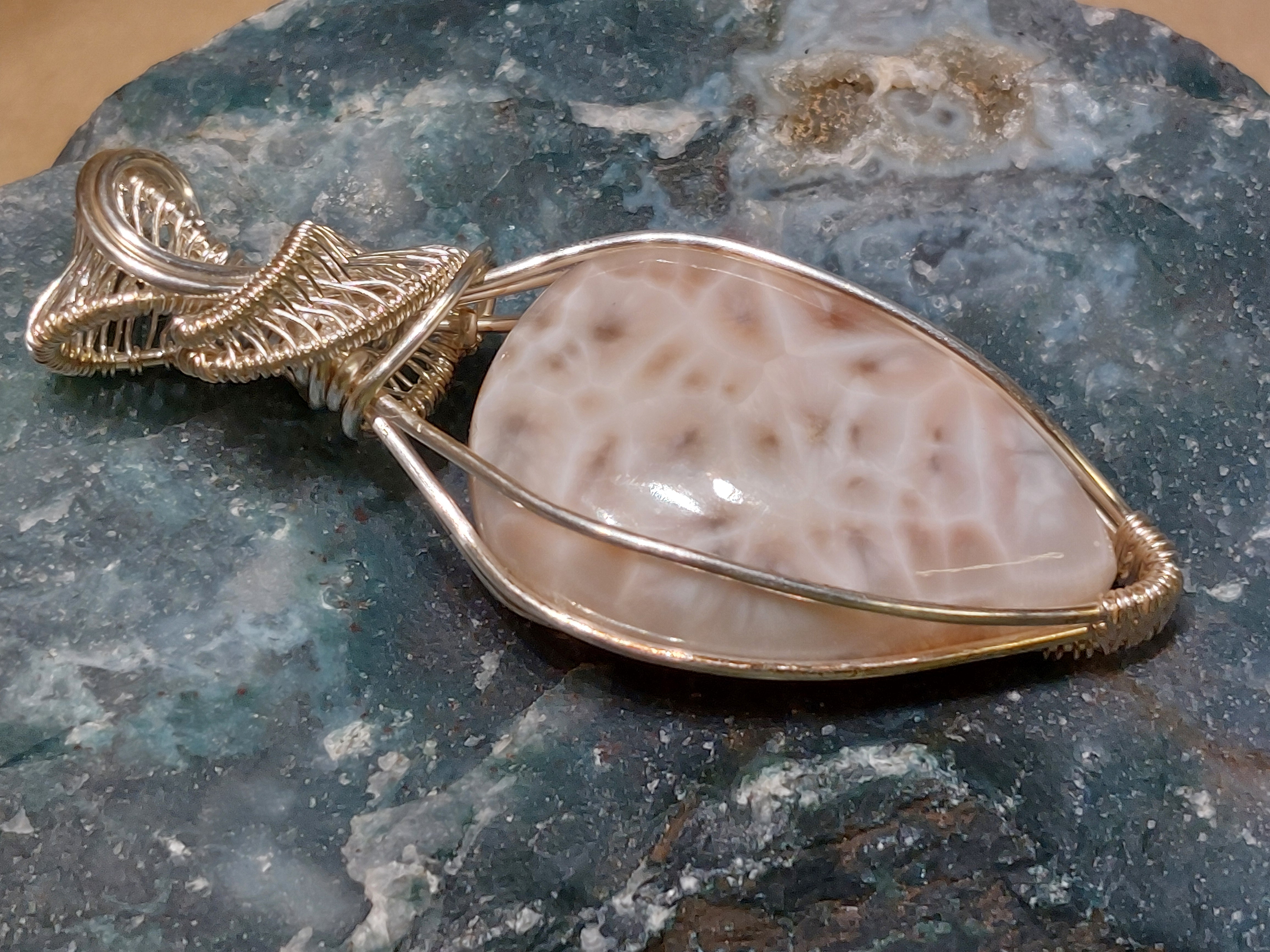 Natroliet hanger in silverfilled draad, gewrapped door Karin Keur