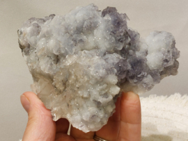 Fluoriet op druzy chalcedoon met calciet, Hunan, China