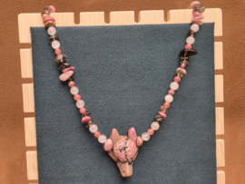 Ketting met rhodoniet wolf hanger