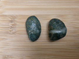 Fuchsiet hanger doorboord