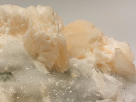 Stilbiet op druzy chalcedoon cluster