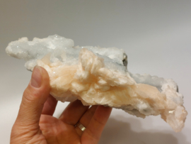 Stilbiet op druzy chalcedoon cluster
