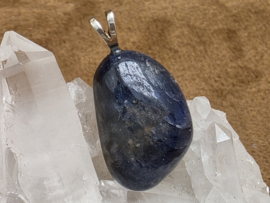 Saffier hanger met zilveren oogje