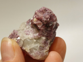 Lepidoliet met roze toermalijn cluster "unicorn stone"