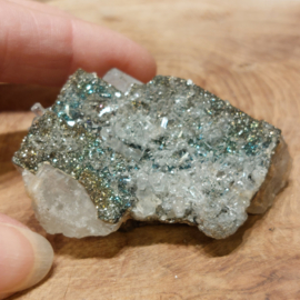 Kleurrijke chalcopyriet met hexagonale calciet en kwarts of groene fluoriet