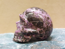Stichtiet met serpentijn human skull, Australië