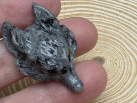 Larvikiet wolf hanger