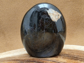 Zwarte toermalijn sculptuur