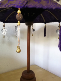 Traditionele ceremoniële Balinese  parasol. Schitterend handwerk, met zeer bijzondere authentieke  details afgewerkt. Op teakhouten voet. Hoogte 110 cm. Diameter parasols 38 en 54 cm.m.