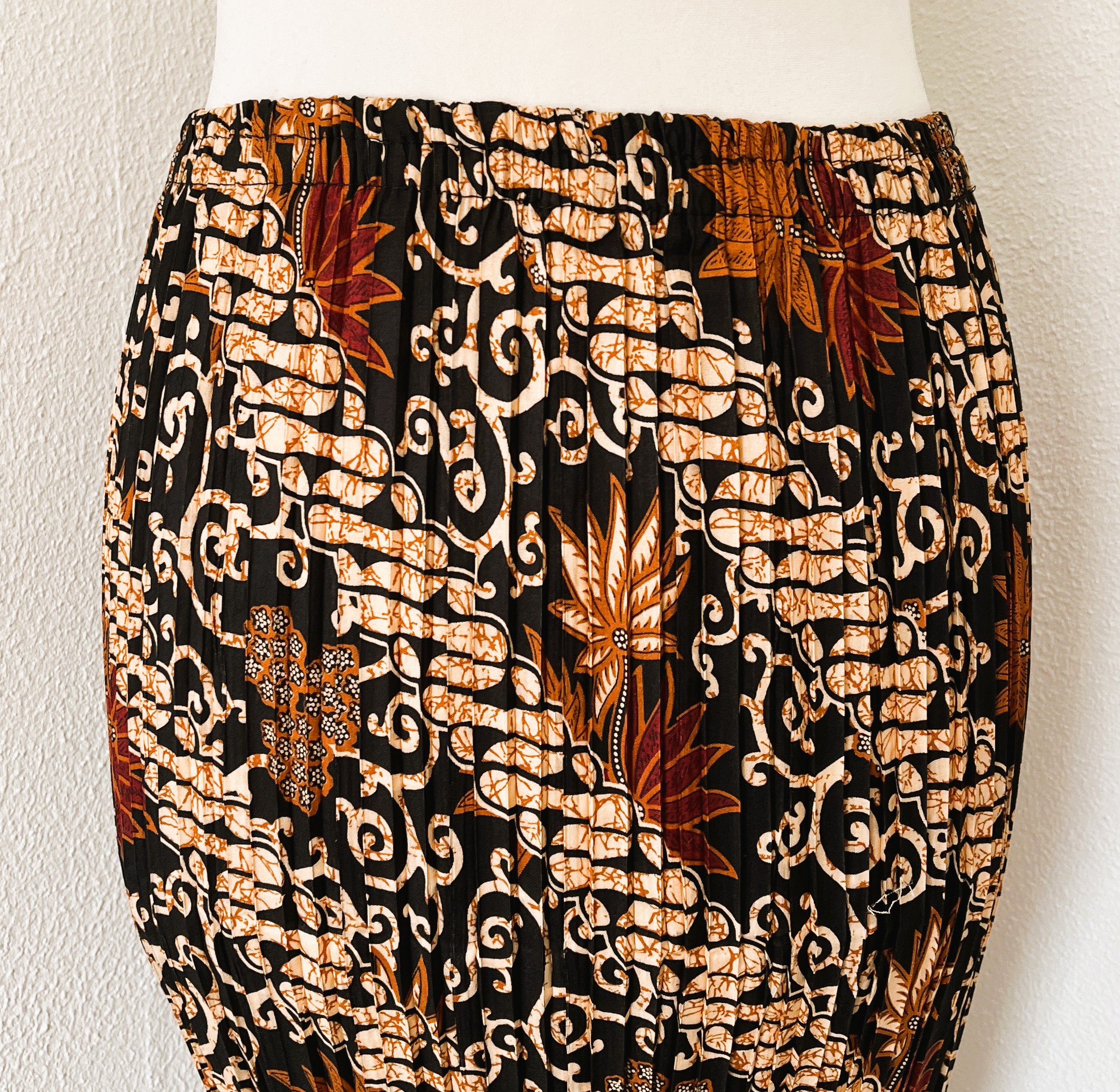 Batik uit Java. Authentieke rok plissé. Maatbereik 36 t/m 40.