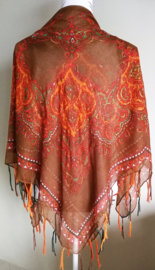 Vierkante omslagdoek choklat 1.11x 1.11 cm. In prachtig batik motief met gouddraad en vrolijke gekleurde franje. Van voile crepe.
