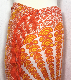 Sarong pauw, oranje/geel/wit.  Symbool van onsterfelijkheid.