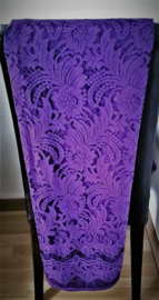 Schitterend kant voor kebaya's. Dieppaars, 142x224 cm. Goed voor twee kebaya's maat 42/44. Aan drie zijden een zelfkant. 100% elastische kanten rayon. Wasbaar op 30 graden