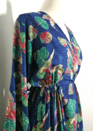 Bali Flower maxi lente jurkje met lange mouw. 100% zacht glanzende rayon. Maat 36/38.